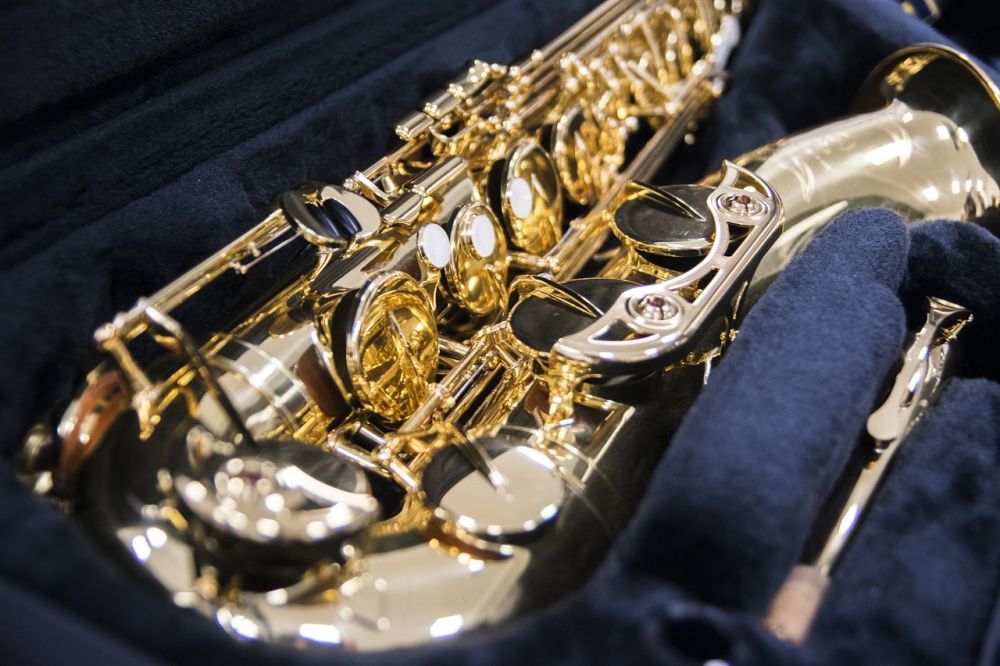 Saxofonist med dj: levende energi til bryllup, firmafest og klub